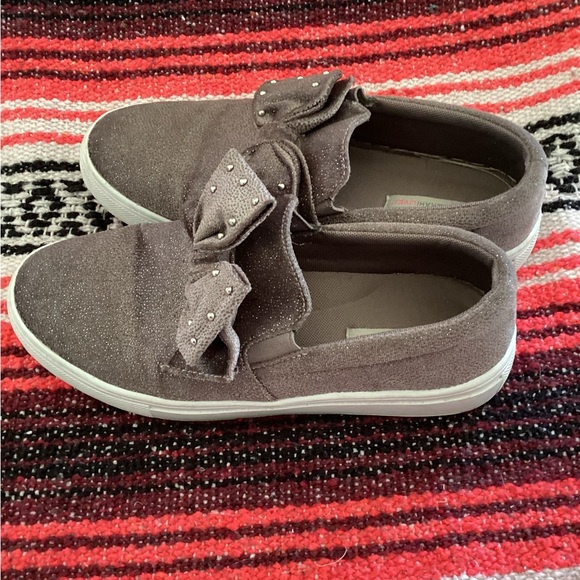 Isaac Mizrahi Live SOHO Velvet Studded Bow Sneaker Taupe-SZ 7.5 - Picture 2 of 6